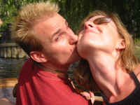 me_kiss_sarah.jpg (142014 bytes)