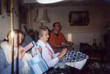 opening_pressies.jpg (300061 bytes)