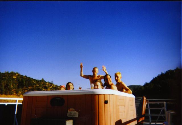 6_hottub2.jpg