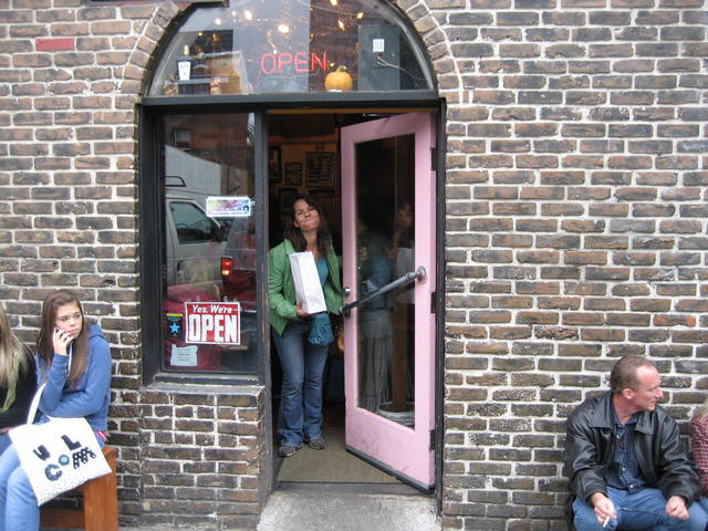 voodoo_donuts, scenester hangout