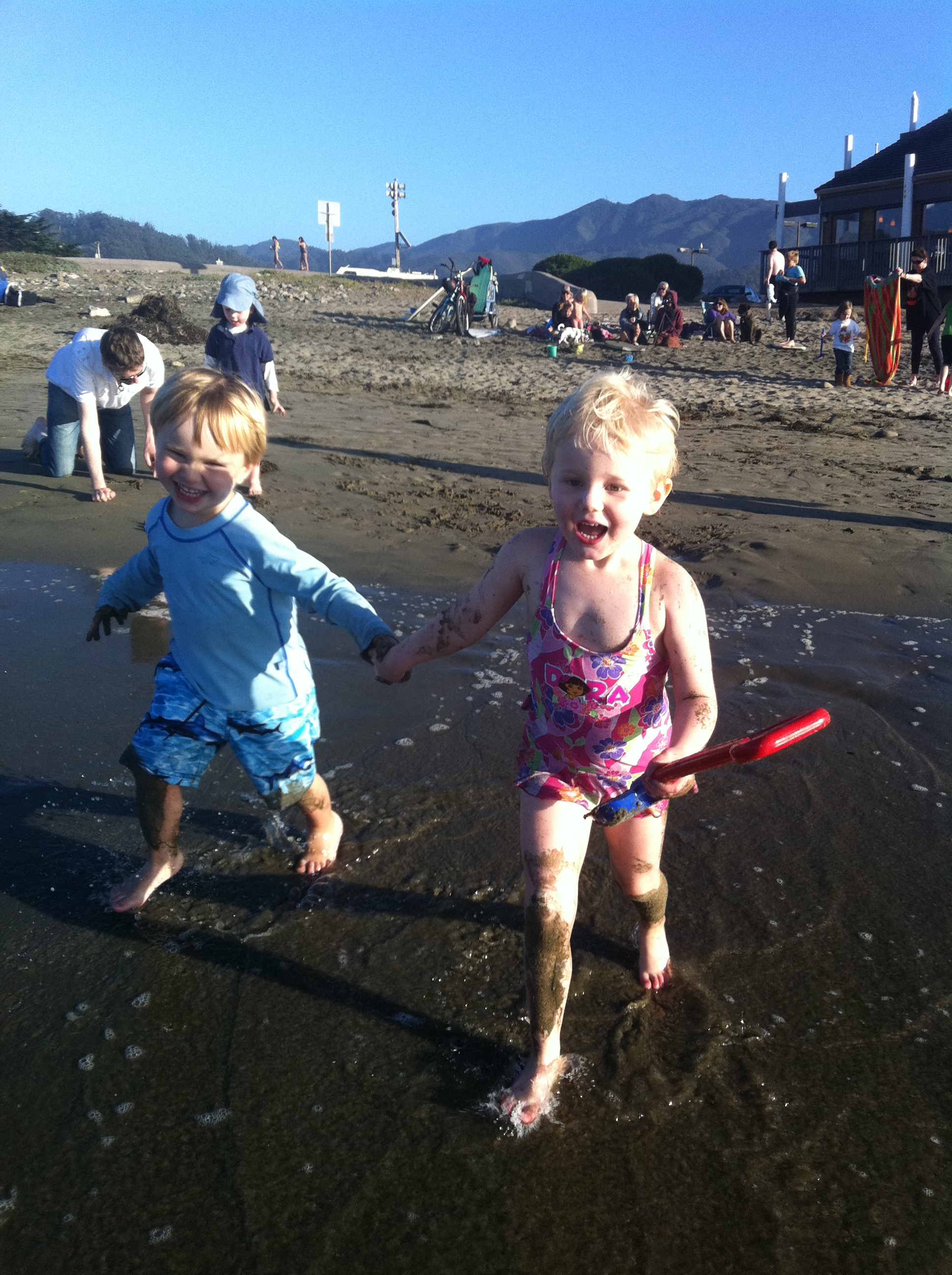 ollie_tessa_pacifica_hands