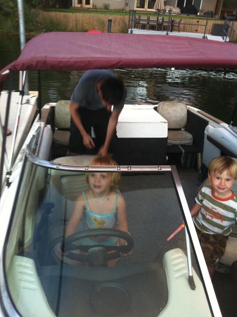 ollie_chloe_speedboat