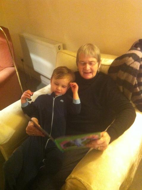 mum_reads_to_ollie