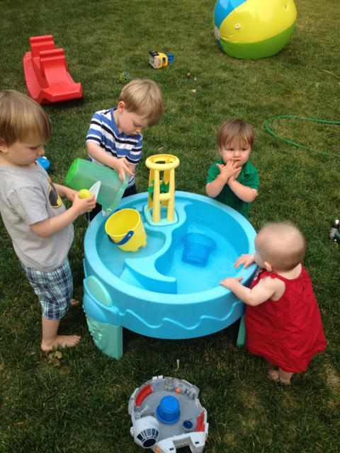 kids_water_table