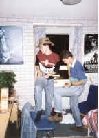 air_guitar.jpg (68301 bytes)