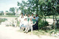 roberto_et_family.jpg (61535 bytes)