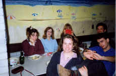 group_lafrowda_kitchen.jpg (100216 bytes)