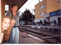 waiting_for_train.jpg (150671 bytes)