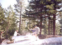snow_fight.jpg (231106 bytes)