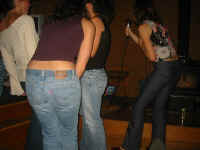 girls_booty.jpg (132875 bytes)