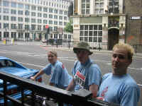 bikers_london_bridge.jpg (196073 bytes)