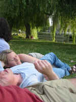 lying_in_gras.jpg (176424 bytes)