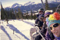skiers_on_lift.jpg (90599 bytes)