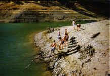 pull_houseboat2.jpg (277451 bytes)