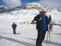 bloke_on_skis.jpg (145221 bytes)