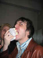 nixta_eats.jpg (29088 bytes)